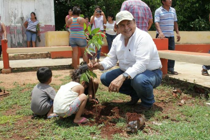 Berlín Montero quiere ser gobernador, pide a suspirantes mantener los pies en la tierra.