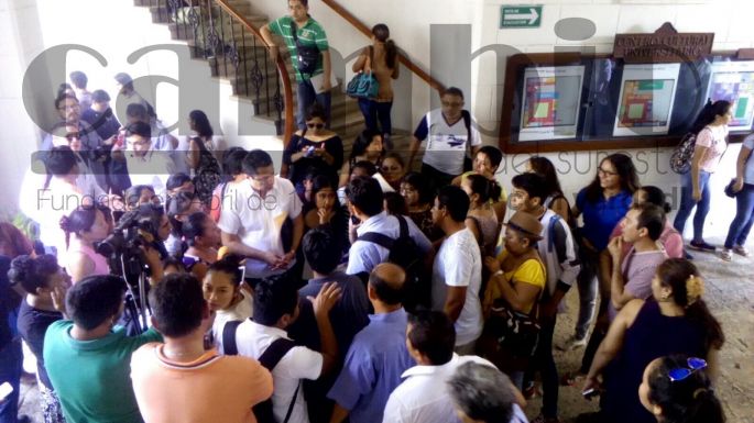 Protestan en edificio central de la UADY. 
