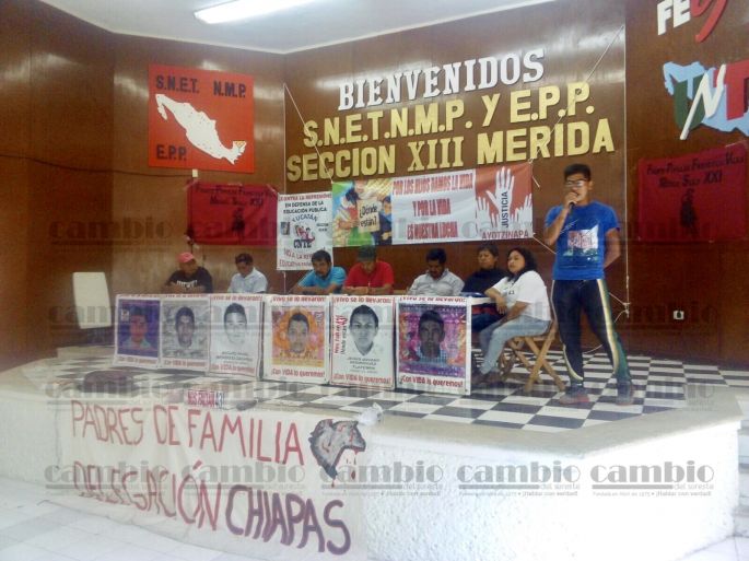Padres de los 43 de Ayotzinapa en Mérida