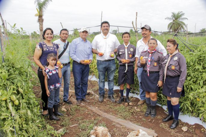 Niño escultista acompaña a titular de Seder a gira por el oriente de la entidad