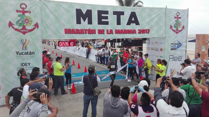 La aplanadora Keniana hace de las suyas en el Maratón de la Marina