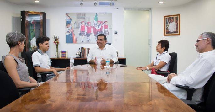Animan a alumno representante de México en la India