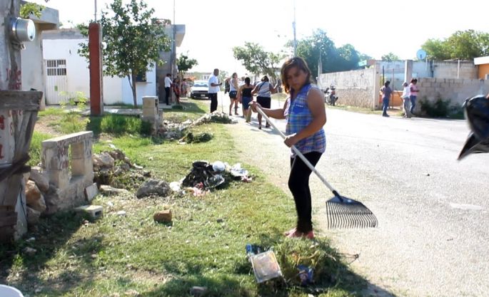 Ayuntamiento y vecinos de Kanasin realizan limpieza de calles