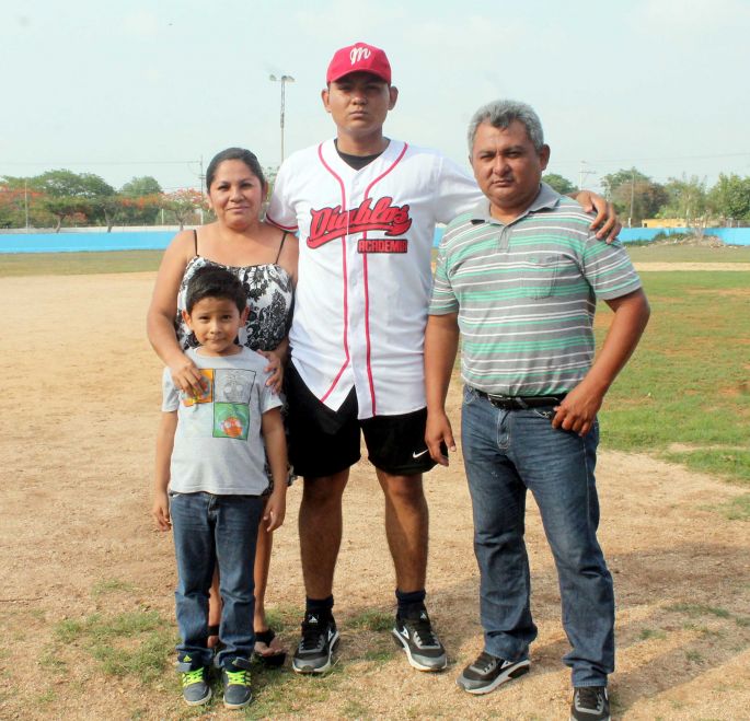 Manuel Herbé Dzul Huchim, de Seyé, firma para los Diablos Rojos del México