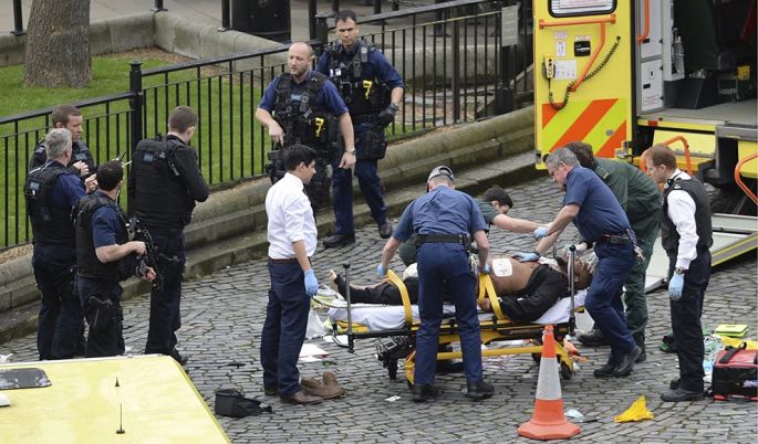 Grandes cuchillos, falsos chalecos bomba... así actuaron los terroristas de Londres