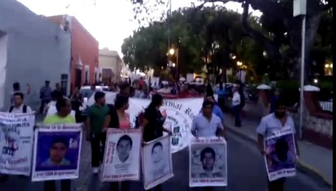 Padres de los 43 marchan por las calles de Mérida. Exigen justicia