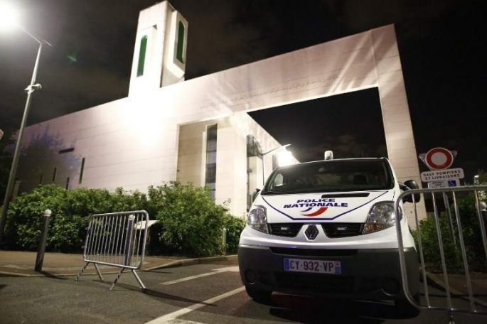 Intentan atropellar a varias personas a las afueras de una mezquita en París
