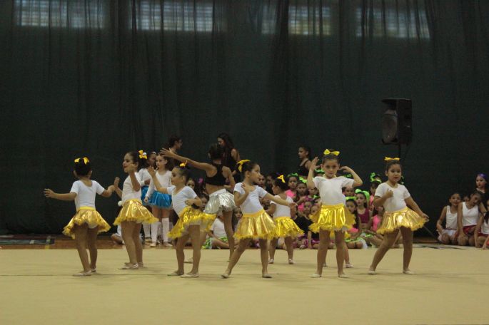 Ritmo y color en festival de gimnasia rítmica del Polideportivo.