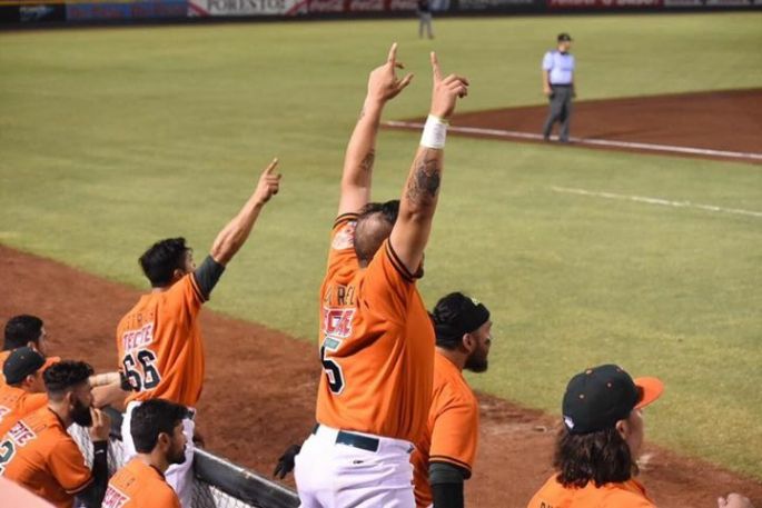 Con jonrón, Leones vence 5x2 a Vaqueros en el primero de la serie.