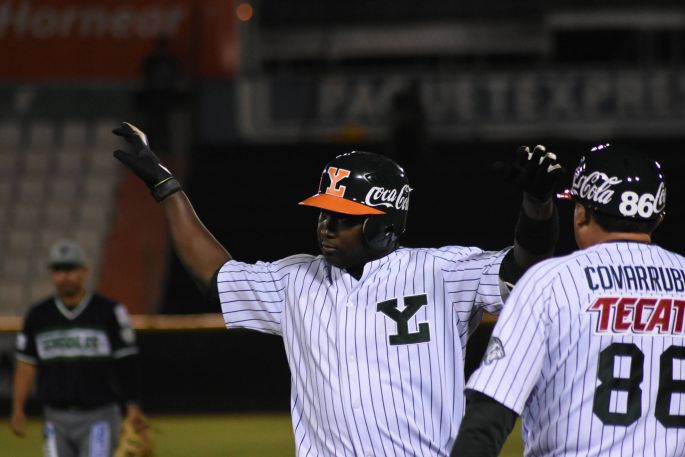 En el estreno del "Chico" Rodríguez, los Leones ganan 8x3 a los Generales.
