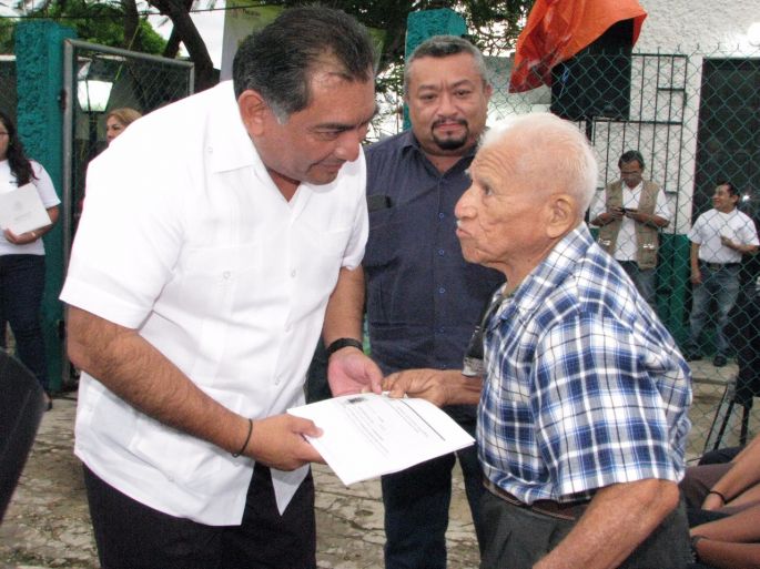 Inauguran Plaza Comunitaria en Ixil. 
