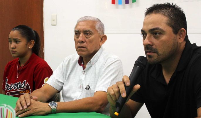 Equipo femenil de béisbol se prepara para participar en el nacional en Tepatitlán, Jalisco