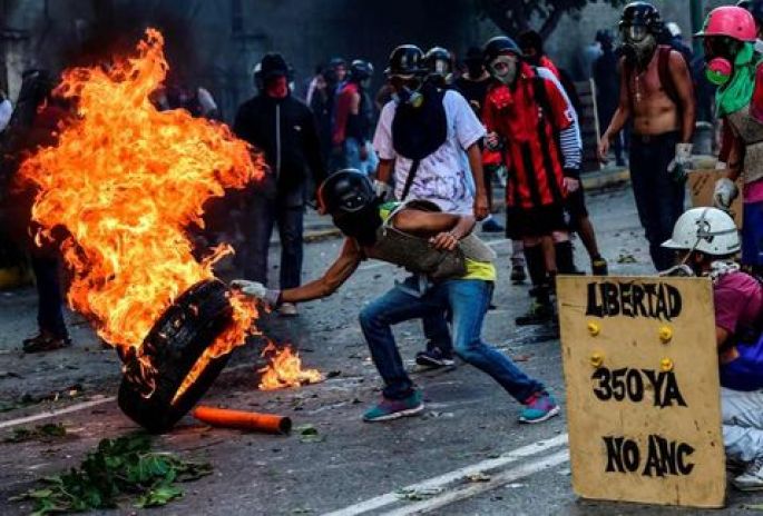 Un muerto en fuertes disturbios en la huelga contra la Constituyente en Venezuela