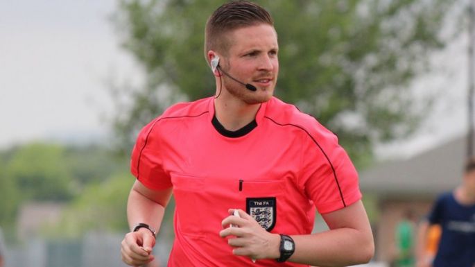 Un árbitro revela su homosexualidad para luchar contra la homofobia en el fútbol.
