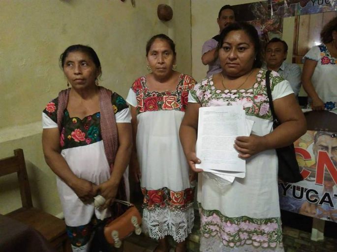 Campesinas mayas reclaman agresiones por instalar sus puestos para  vender artesanías en la carretera Valladolid