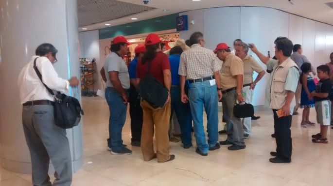 Nueva protesta de ejidatarios de Cinco Colonias en el aeropuerto de Mérida.