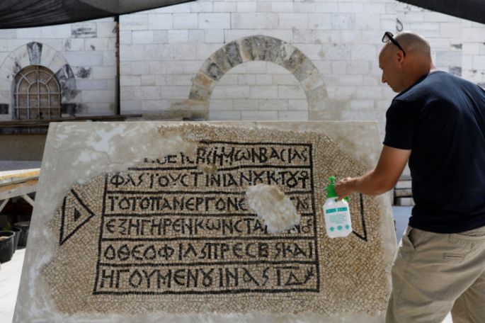 Arqueólogos israelíes descubren mosaicos raros de 1.500 años de antigüedad.