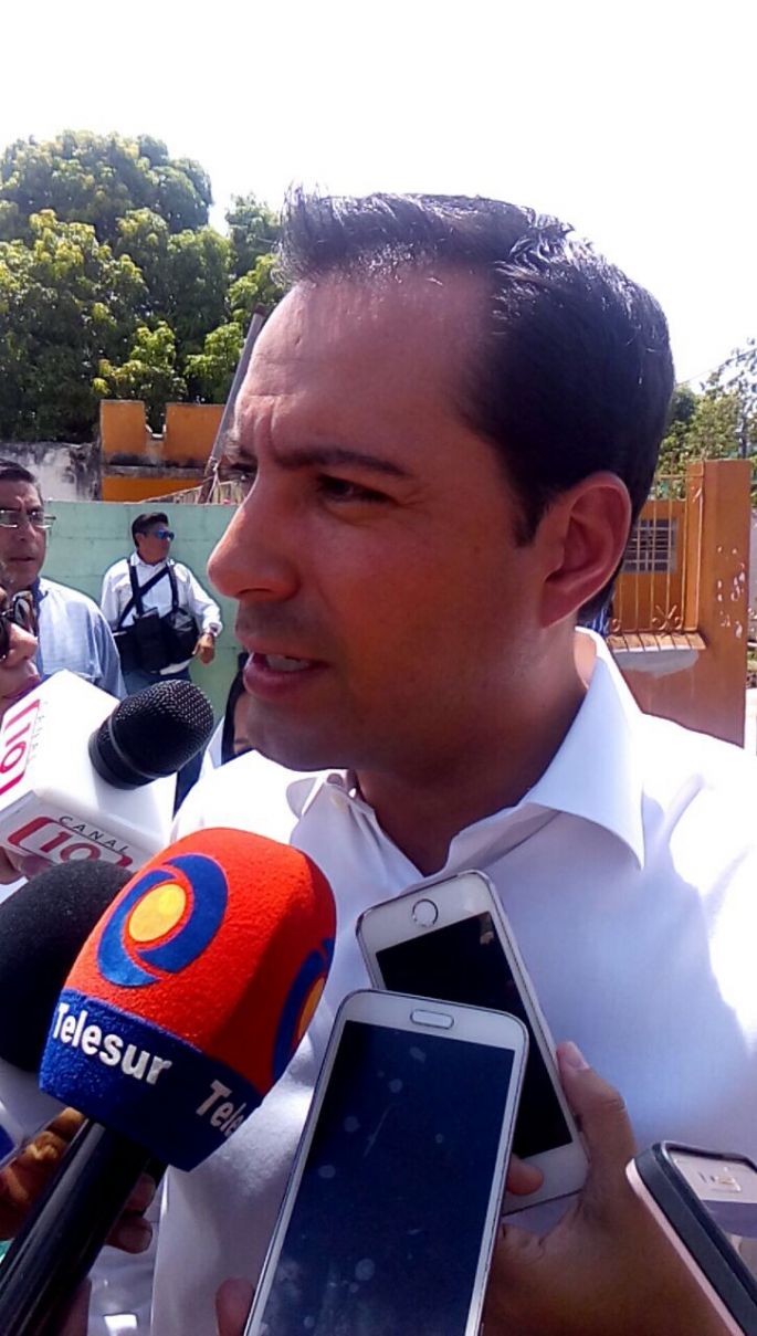 El alcalde Mauricio Vila Dosal coquetea con todos.