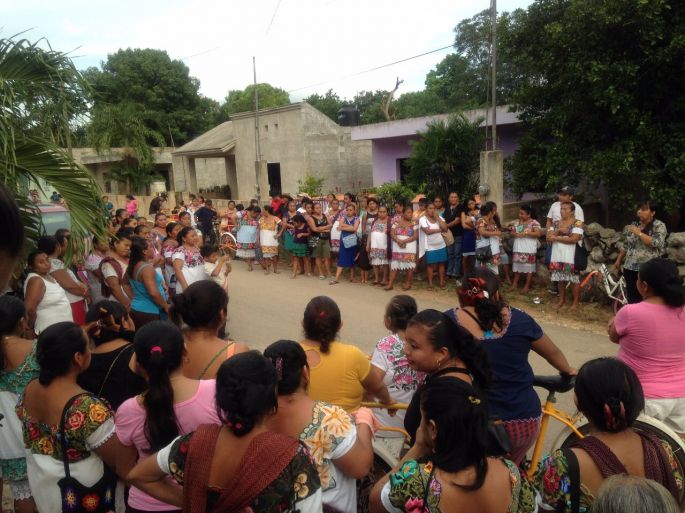 Entrega "Movimiento Antorchista" apoyos en Valladolid.