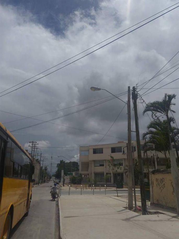 Retira CFE y Telmex cableado aéreo de la calle 60 y avenida Colón.
