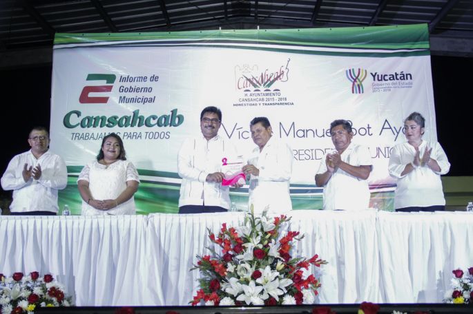 Alcalde de Cansahcab rinde II Informe.
