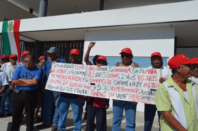 Protestan campesinos en el Congreso del Estado.