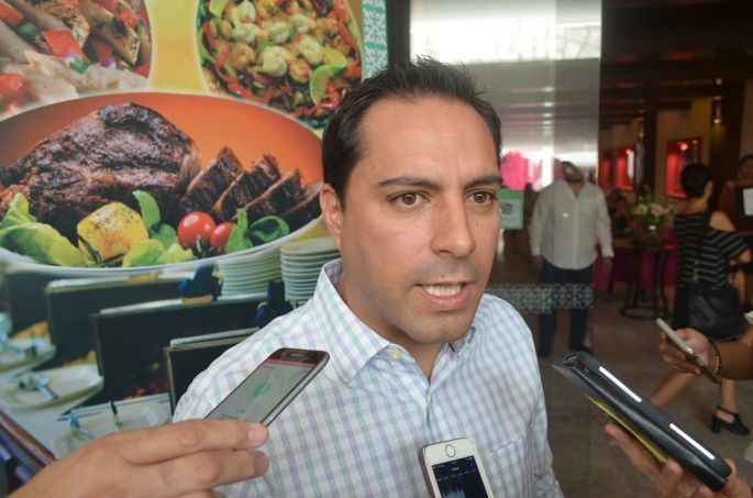 Mauricio Vila en pláticas con el PRD.