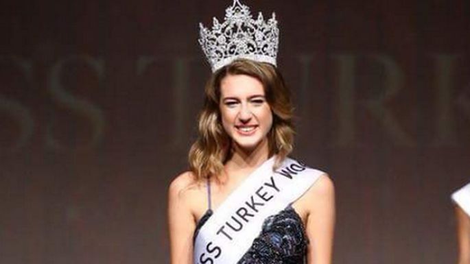 Miss Turquía 2017 pierde la corona por escribir un tuit sobre su menstruación.