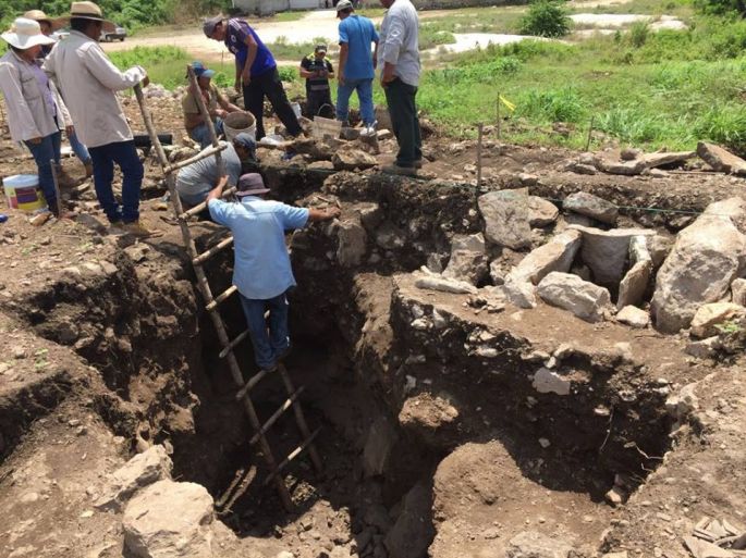 Un basamento ceremonial maya y vestigios arqueológicos hallados en la ruta del Circuito del Sur.