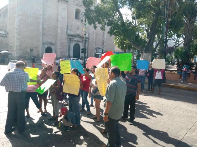 Protestan en Palacio de Gobierno invasores de tierras, para exigir regularización a su favor.