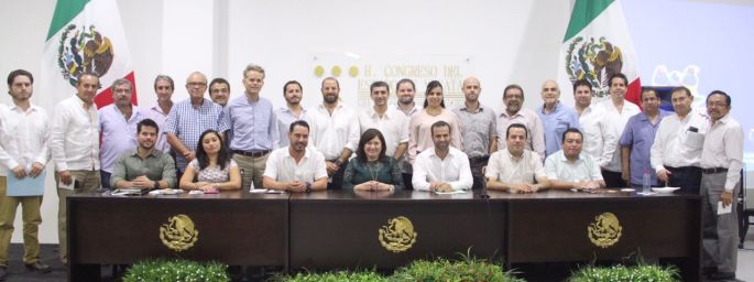 Se reúnen diputados con empresarios de la Canaco.
