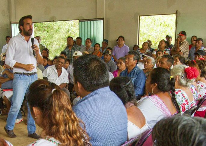 Pablo Gamboa tiene un encuentro con vecinos de Muna.
