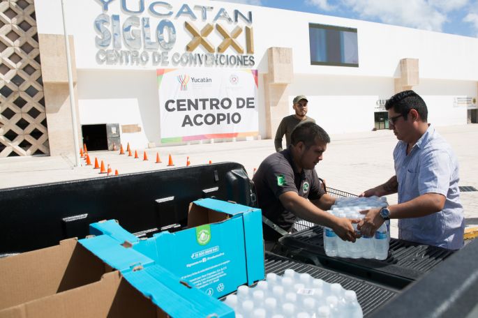 Coordinación y orden, durante recepción de víveres en centros de acopio 