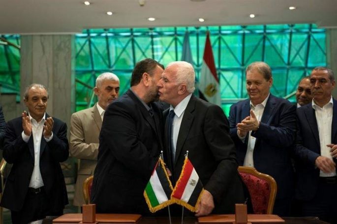 Hamás y Al Fatah pactan una reconciliación y que la Autoridad Palestina tome el control de Gaza .