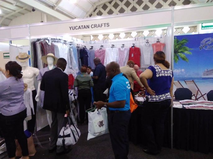 Triunfan las guayaberas yucatecas entre asistentes a la 24a Conferencia de FCCA