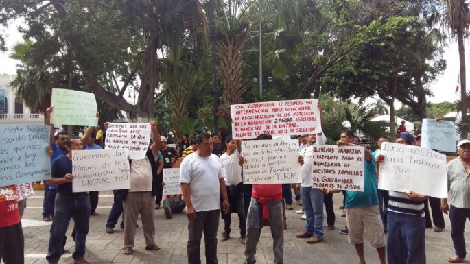 Mototaxistas de Ticul protestan contra su alcalde en el Palacio de Gobierno