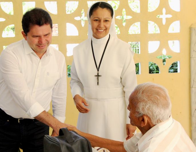 Mauricio Sahuí visita albergue de Progreso