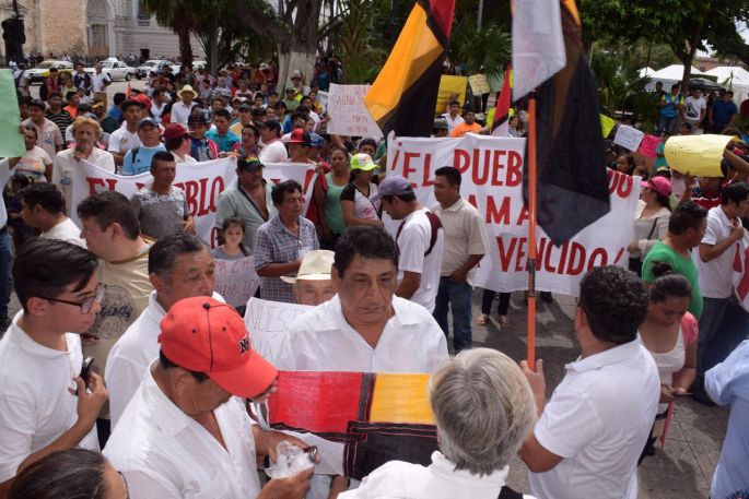 Habitantes de Homún protestan enfrente de Palacio de Gobierno en contra de la empresa Kekén