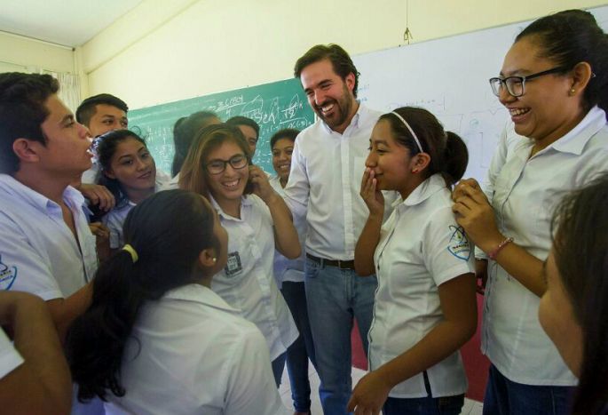 Encuentro de Pablo Gamboa con jóvenes estudiantes de Oxkutzcab.
