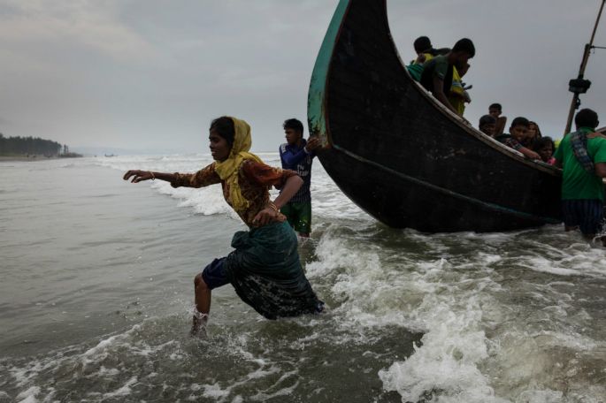 Crece el número de refugiados rohingya que llega a Bangladesh en balsas de fabricación casera