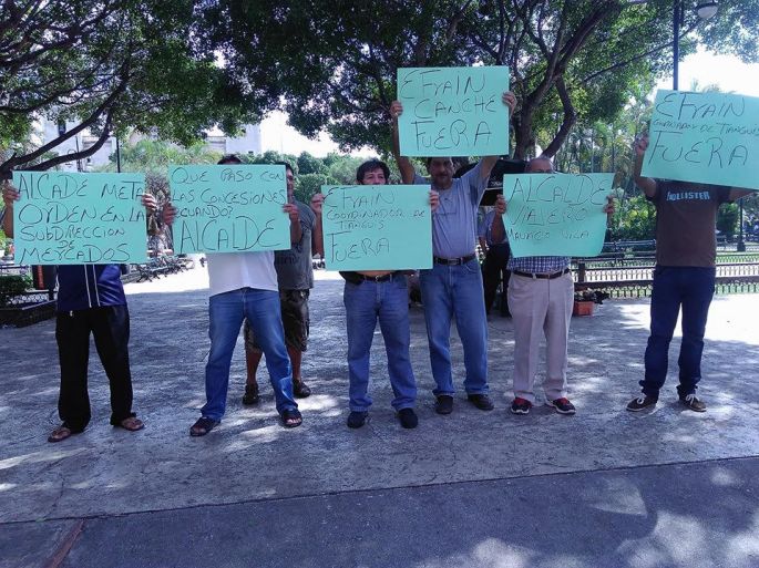 Protestan locatarios de mercados frente al ayuntamiento