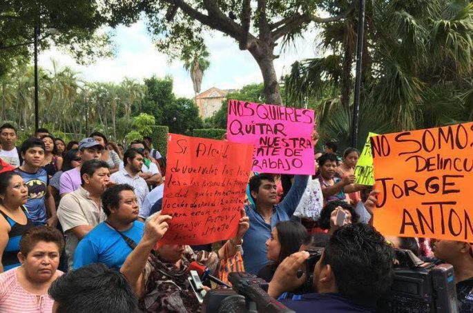 Protestan comerciantes frente al Palacio Municipal