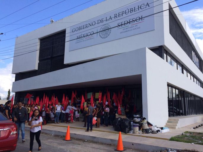 Protestan antorchistas en contra de la SEDESOL
