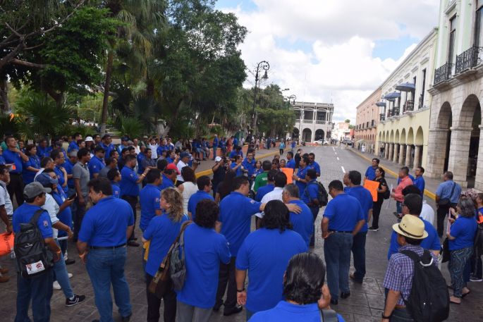 Se manifiestan en contra del concierto de Armando Manzanero en Chichen Itzá