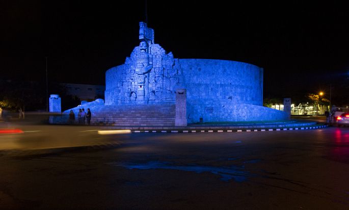 El Ayuntamiento de Mérida ilumina de azul sus edificios principales para concienciar sobre la diabetes.