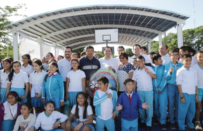 El alcalde de Mérida, Mauricio Vila Dosal, entrega a la Unidad Habitacional Cordemex  dos canchas de usos múltiples  