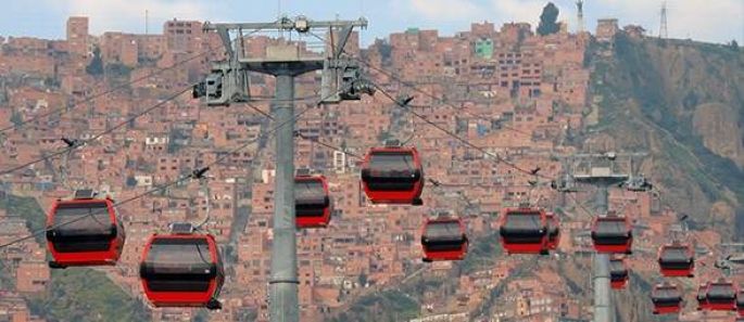 Un fallo eléctrico en un teleférico de Bolivia deja colgados una hora a 200 pasajeros  