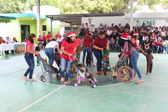 Se entregan juguetes a usuarios del CREE por la Navidad
