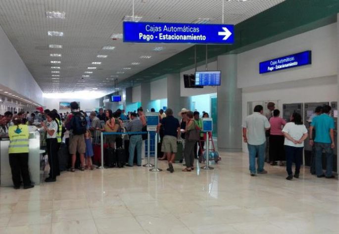 Terminales aérea y terrestre a tope con pasajeros.