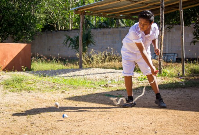 Niños yucatecos se divierten para mantener vigentes sus raíces